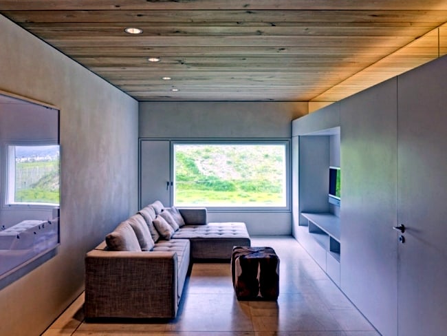 Rumah kayu dengan reka bentuk dalaman minimalis