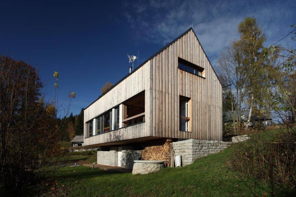 rumah kayu minimalis di atas batu