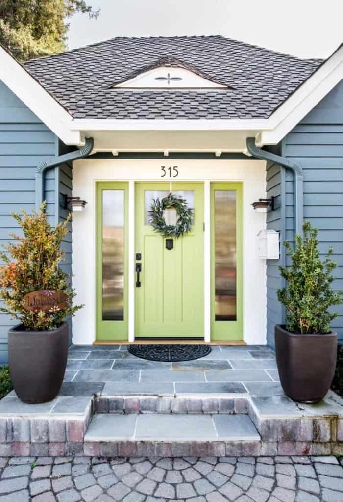 idea warna cat luar rumah yang sejuk pintu hijau