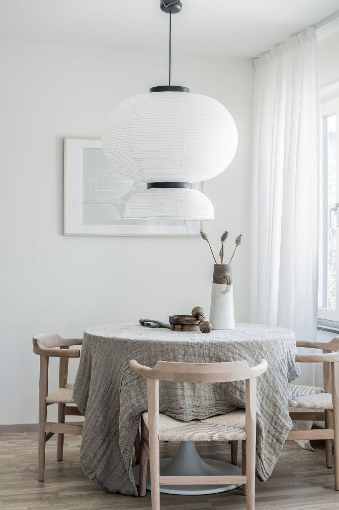 Design Ruang Makan Scandinavian Putih dengan Lantai Kayu