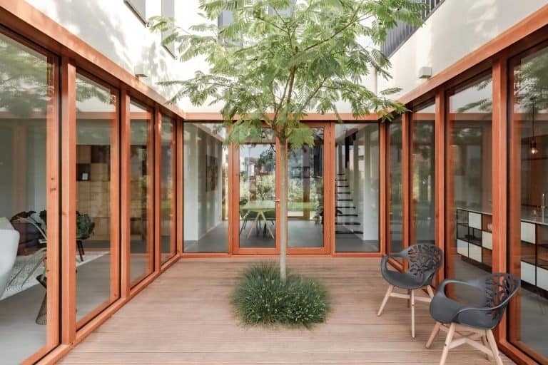 Dinding Kaca Membaluti Halaman Dalam Rumah Ini - Idea Reka Bentuk Rumah Yang Ringkas